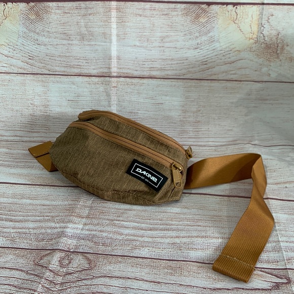 Dakine Bags Euc Dakine Fanny Pack Bin2 16 Poshmark